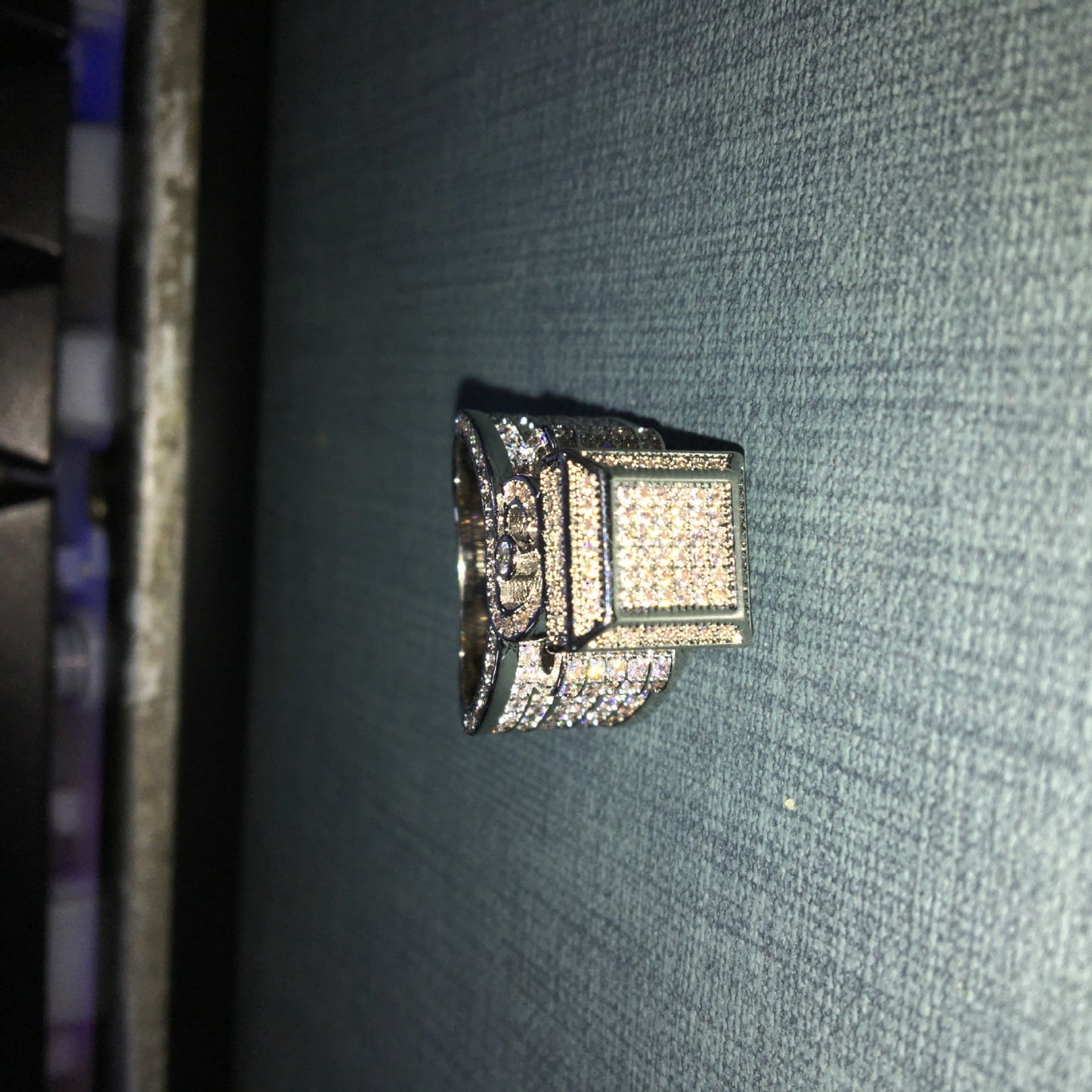 Anillo de pareja con incrustaciones de diamantes cuadrados estilo hip-hop
