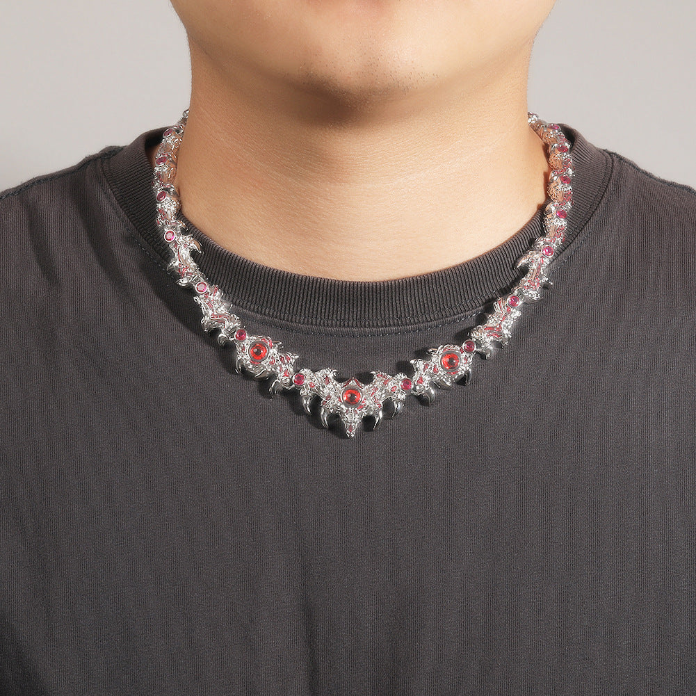 Collar de hip-hop exagerado con pinchos parásitos de ojos rojos y espinas con incrustaciones de diamantes