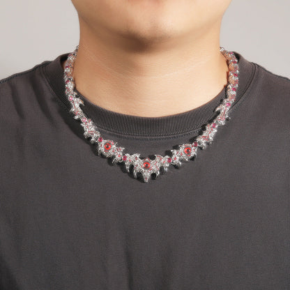 Collar de hip-hop exagerado con pinchos parásitos de ojos rojos y espinas con incrustaciones de diamantes