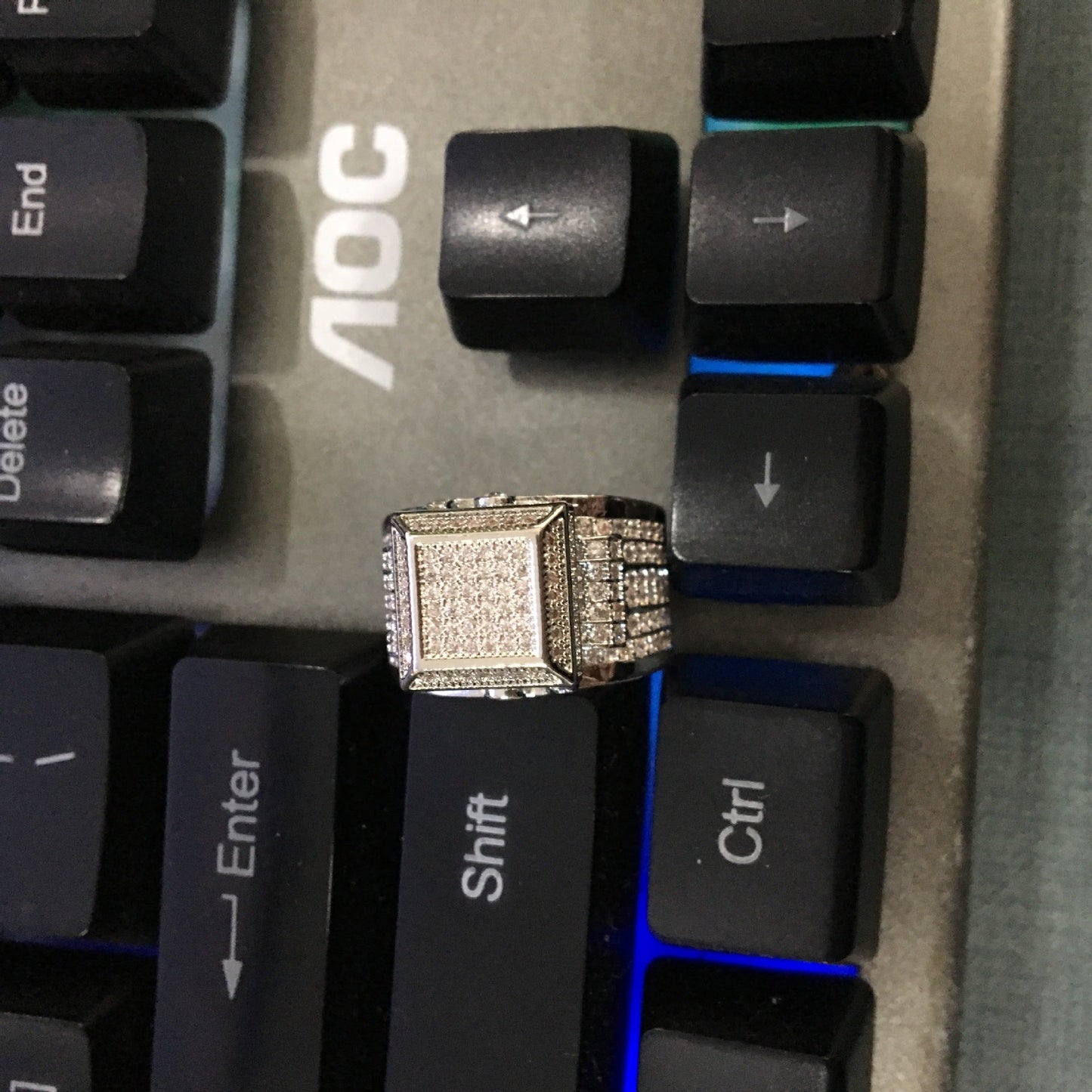 Anillo de pareja con incrustaciones de diamantes cuadrados estilo hip-hop
