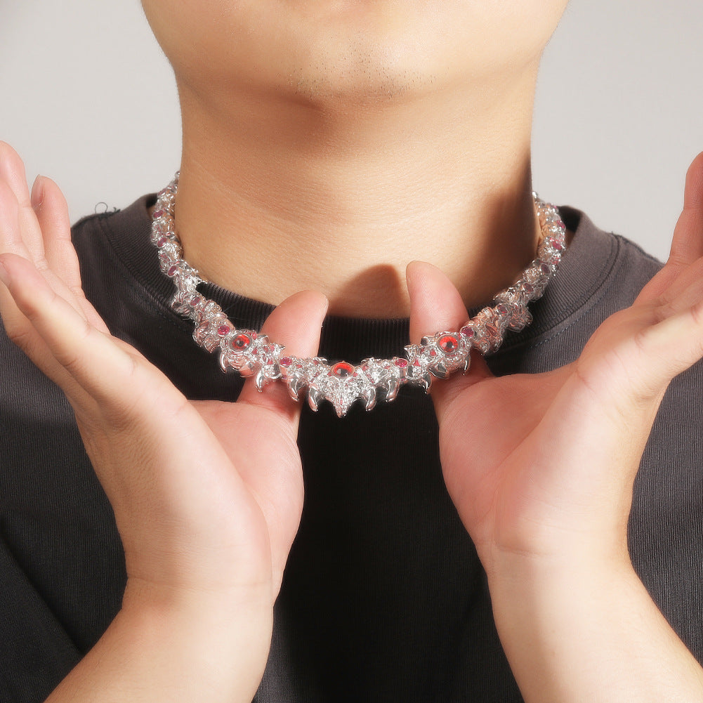 Collar de hip-hop exagerado con pinchos parásitos de ojos rojos y espinas con incrustaciones de diamantes