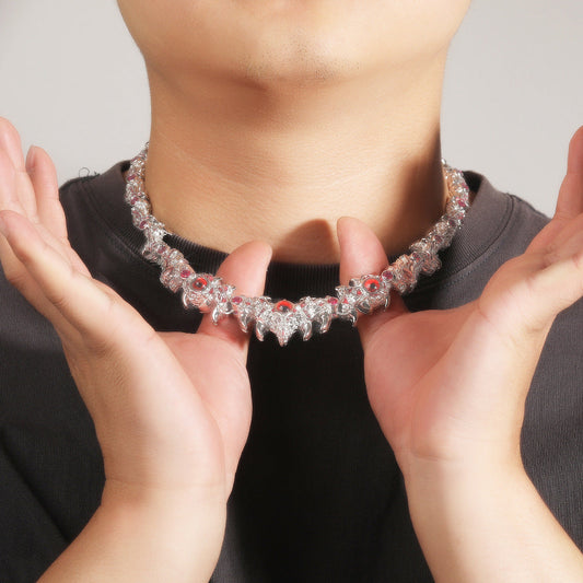 Collar de hip-hop exagerado con pinchos parásitos de ojos rojos y espinas con incrustaciones de diamantes