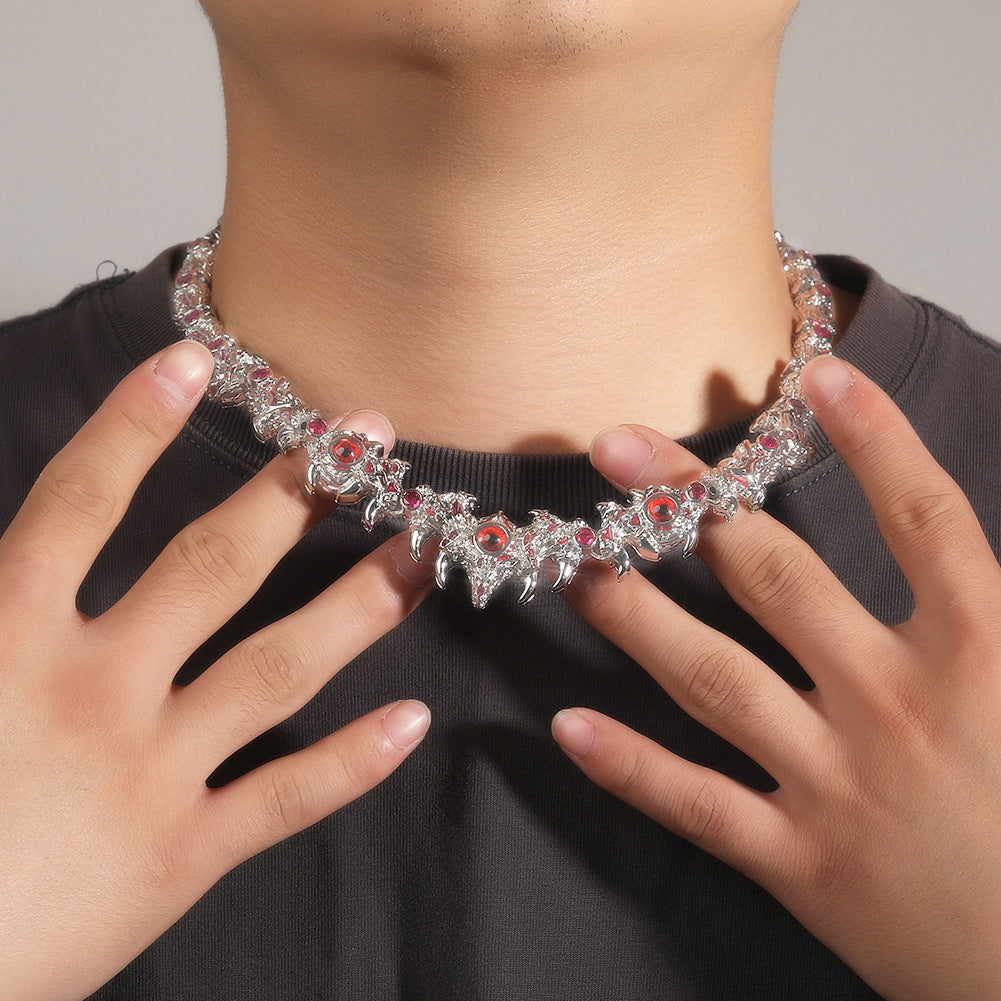 Collar de hip-hop exagerado con pinchos parásitos de ojos rojos y espinas con incrustaciones de diamantes