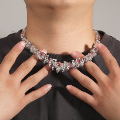 Collar de hip-hop exagerado con pinchos parásitos de ojos rojos y espinas con incrustaciones de diamantes